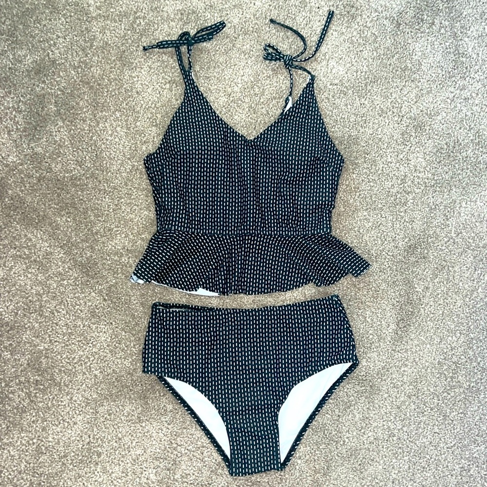 NWOT Two piece women’s ruffle top bikini